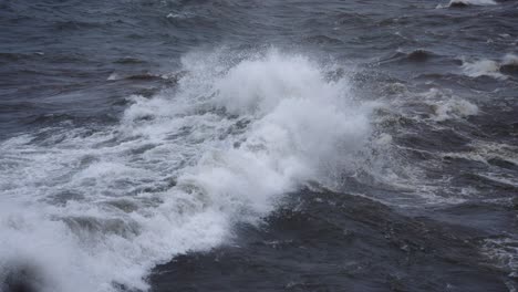 ásperas-Olas-Tormentosas-Rompiendo-En-Cámara-Lenta