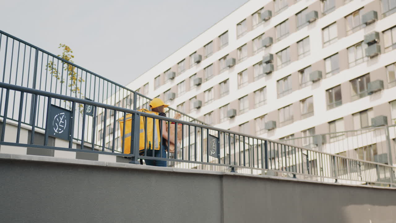 persona de entrega en el entorno urbano