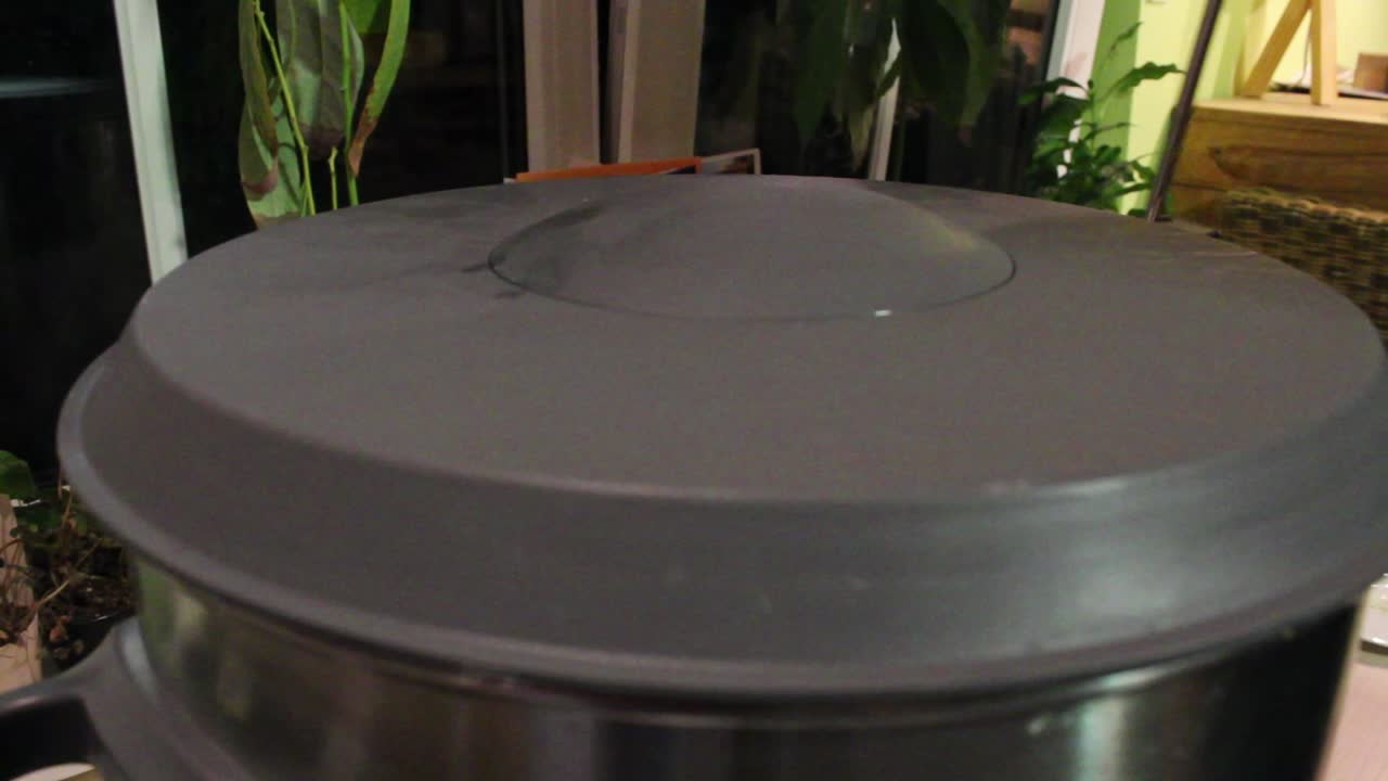 큰 스테인리스 스 비에서 뜨거운 녹색 홈브루가 빠르게 인다