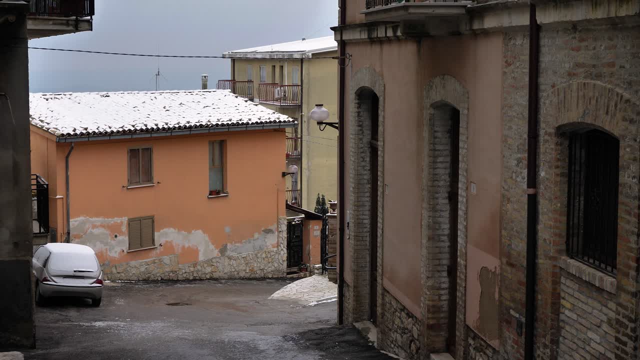 이탈리아 아브루초 주 가디아그레레 에 있는 지붕 에 눈 이 내린 작은 집 의 모습