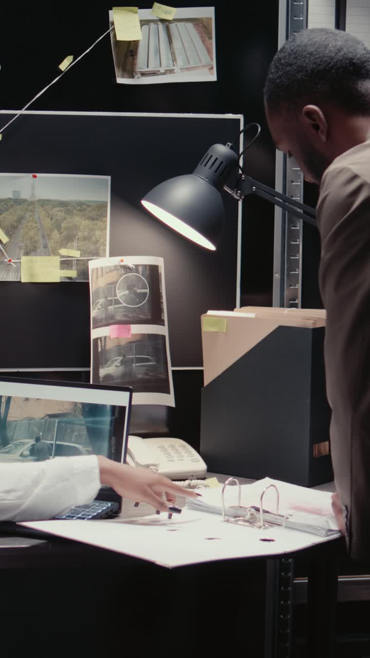 Video verticale: team di detective che conduce un'indagine privata