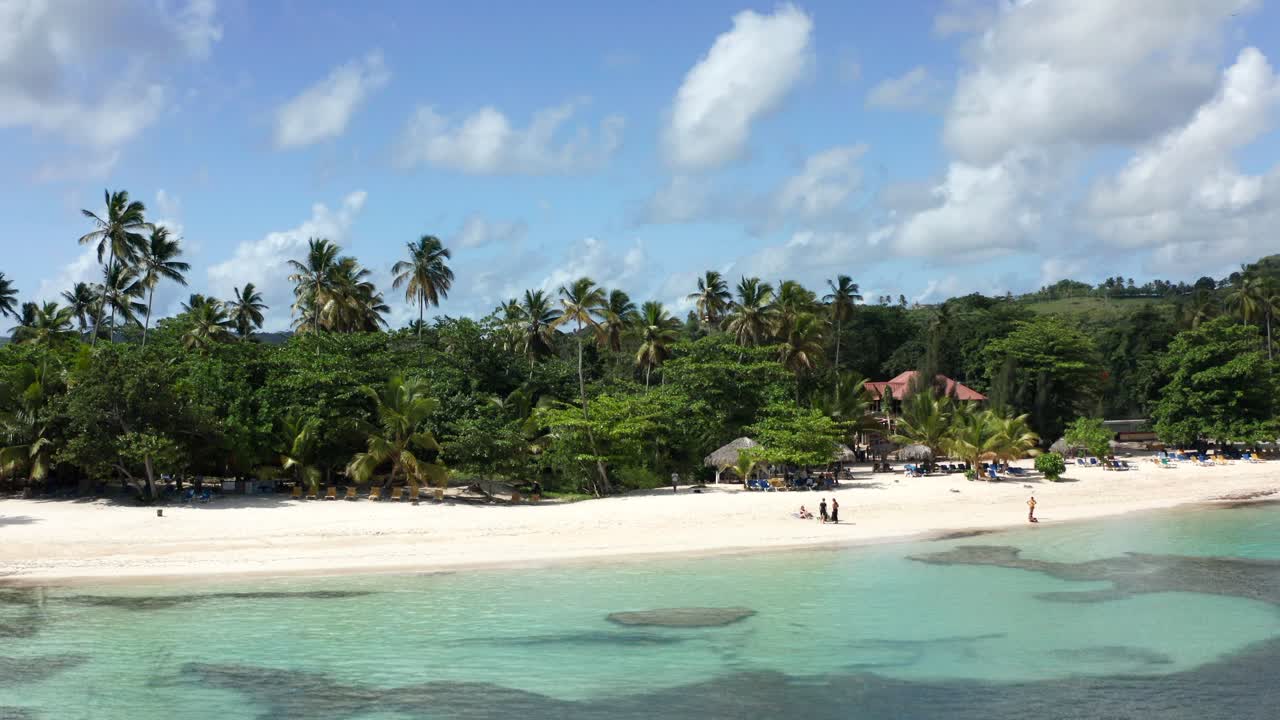 Vista aerea di una spiaggia tropicale