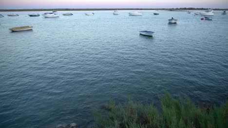 Barcos-En-El-Lago-Al-Atardecer