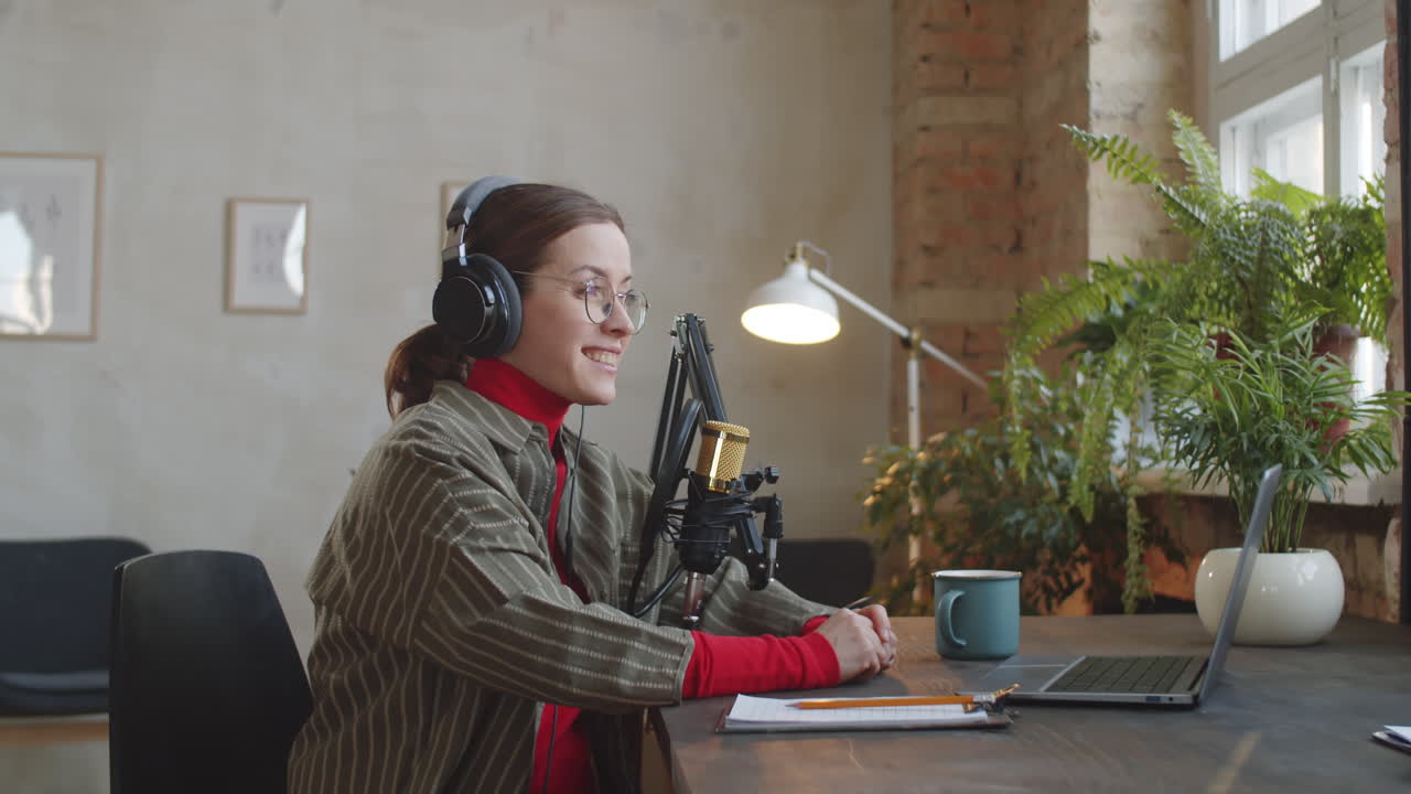 anfitriona femenina grabando un podcast en el estudio