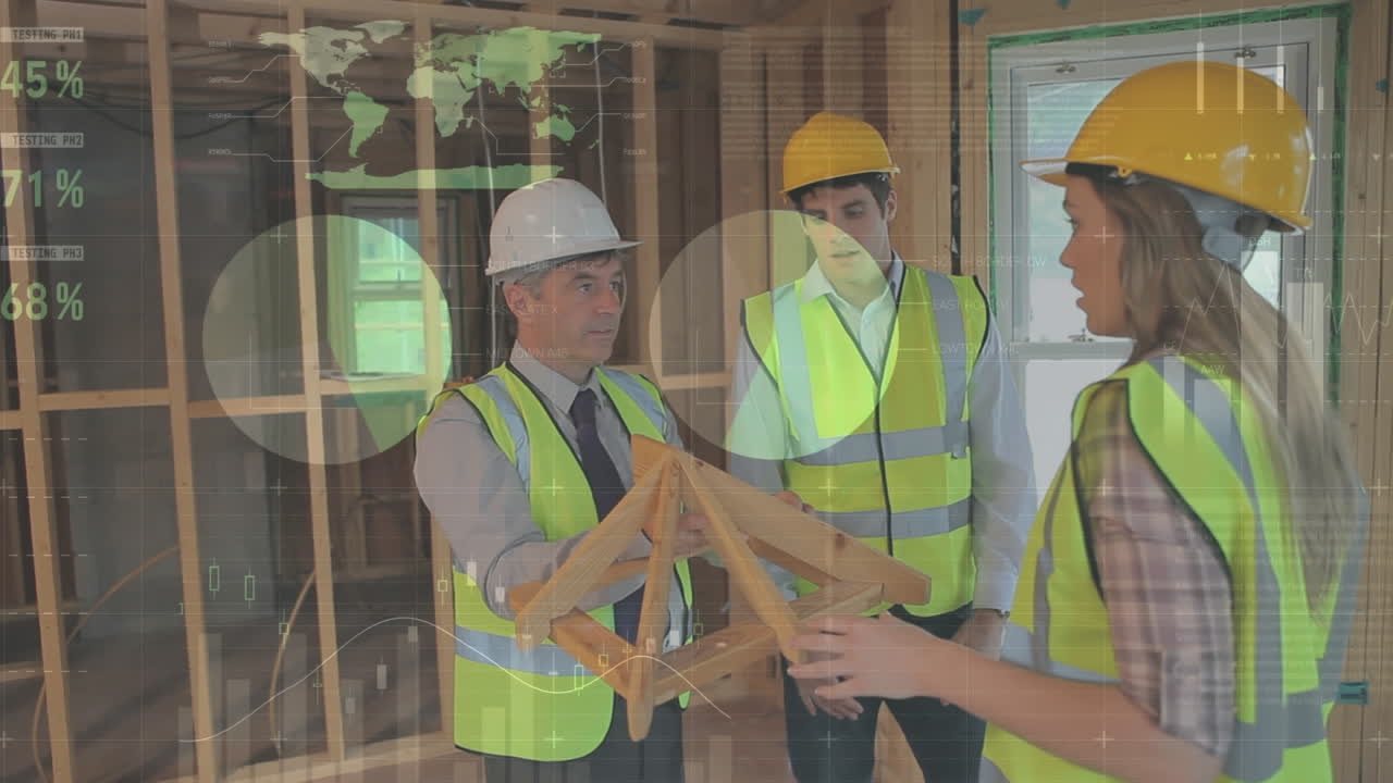 equipo de construcción discutiendo diseños de estructuras