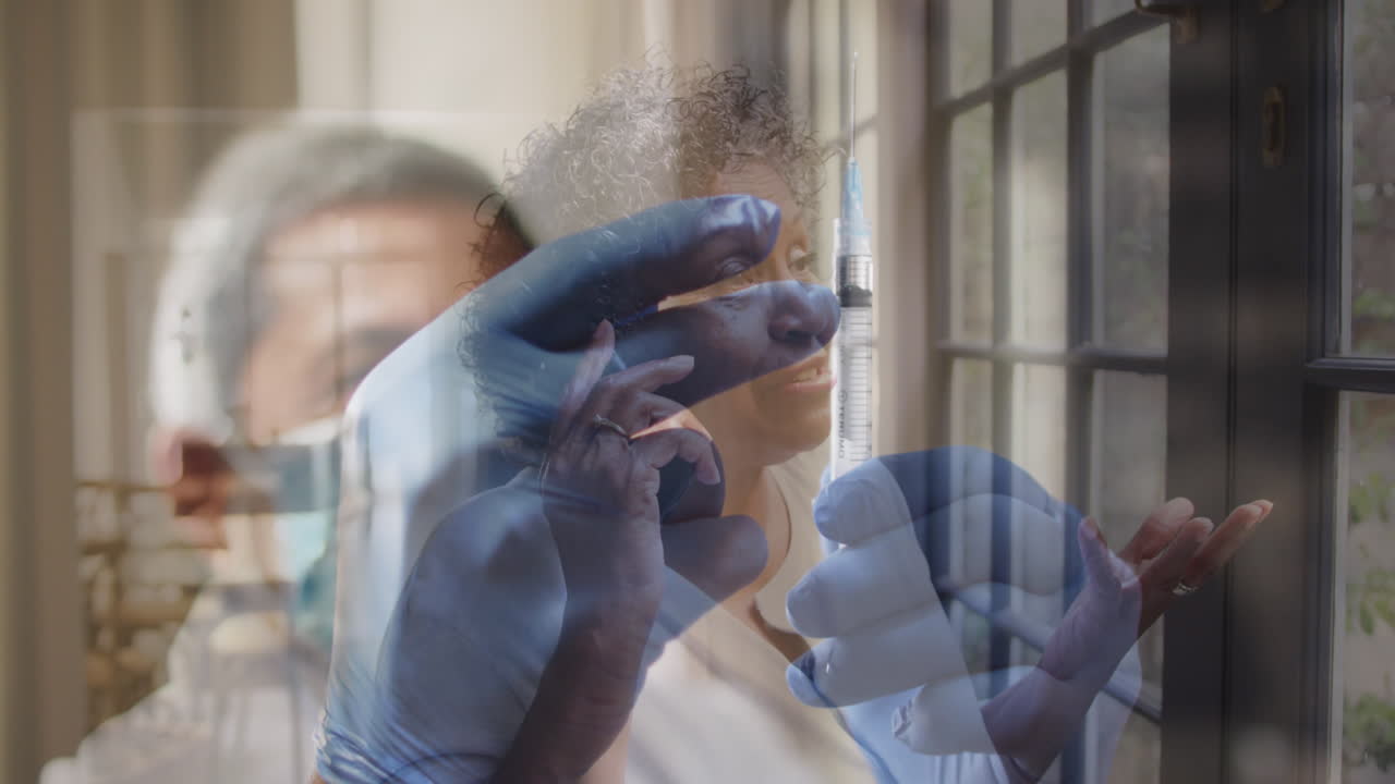 스마트폰으로 이야기하는 고령 여성 위에서 백신을 준비하는 남성 의사의 애니메이션