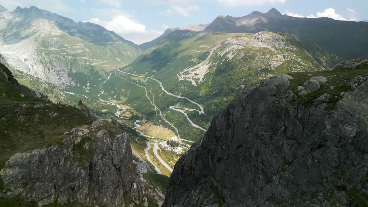 paso de grimsel - sinuoso paso de montaña que cruza los alpes berneses en suiza