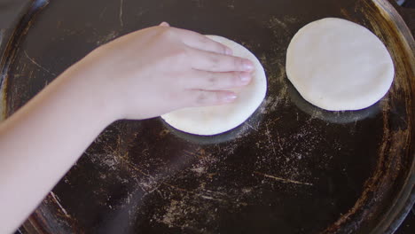 arepas, plato venezolano hecho de harina de maíz