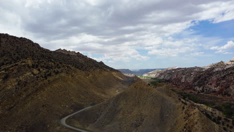 Vista-Aérea-De-Una-Carretera-Que-Atraviesa-Las-Montañas