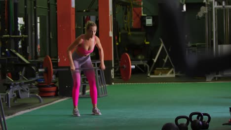 Woman-exercising-in-a-gym