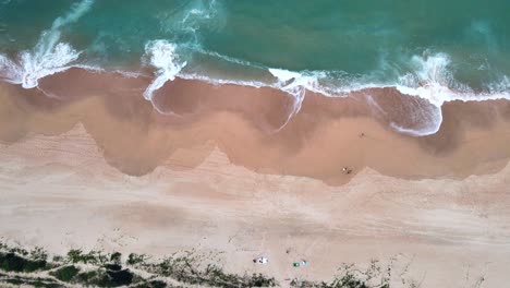 Vista-Aérea-Superior-De-Algunas-Personas-Disfrutando-De-La-Playa-En-El-Sur-De-Brasil