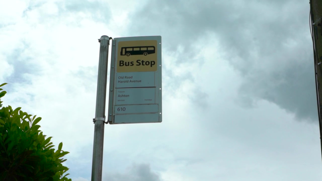 Primo piano di una fermata dell'autobus a Bryn in una giornata nuvolosa.