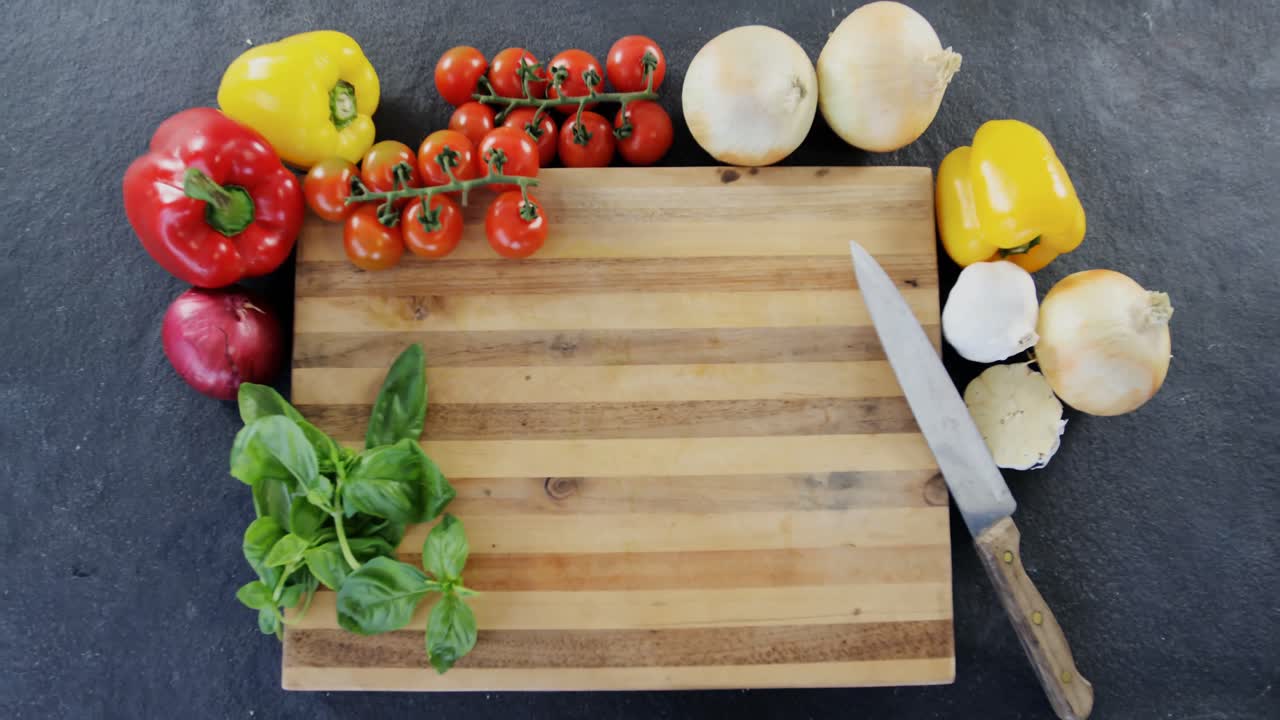 tavola di legno e ingredienti
