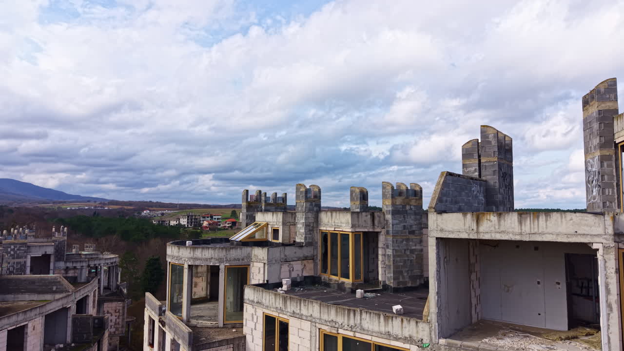 Arquitetura abandonada e cativante em uma paisagem esquecida sob um céu nublado