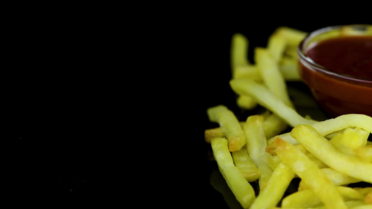 Porzione di patatine fritte appena fatte su un piatto rotante (loop continuo)