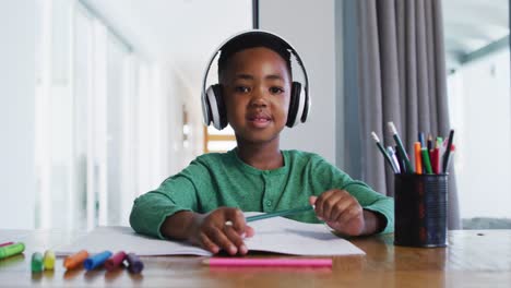 Retrato-De-Un-Niño-Afroamericano-Con-Auriculares-Hablando-Mirando-A-La-Cámara