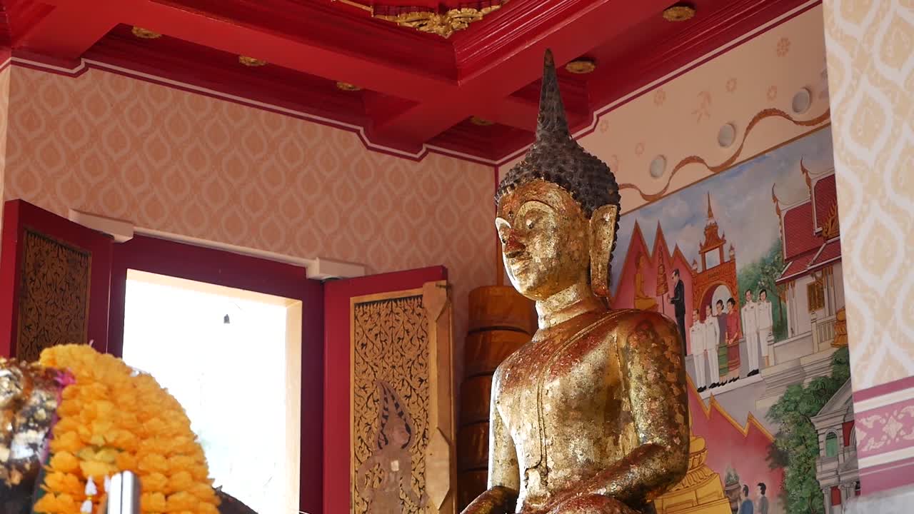 gran buda decorado con escamas de oro ubicado en el templo sagrado en tailandia
