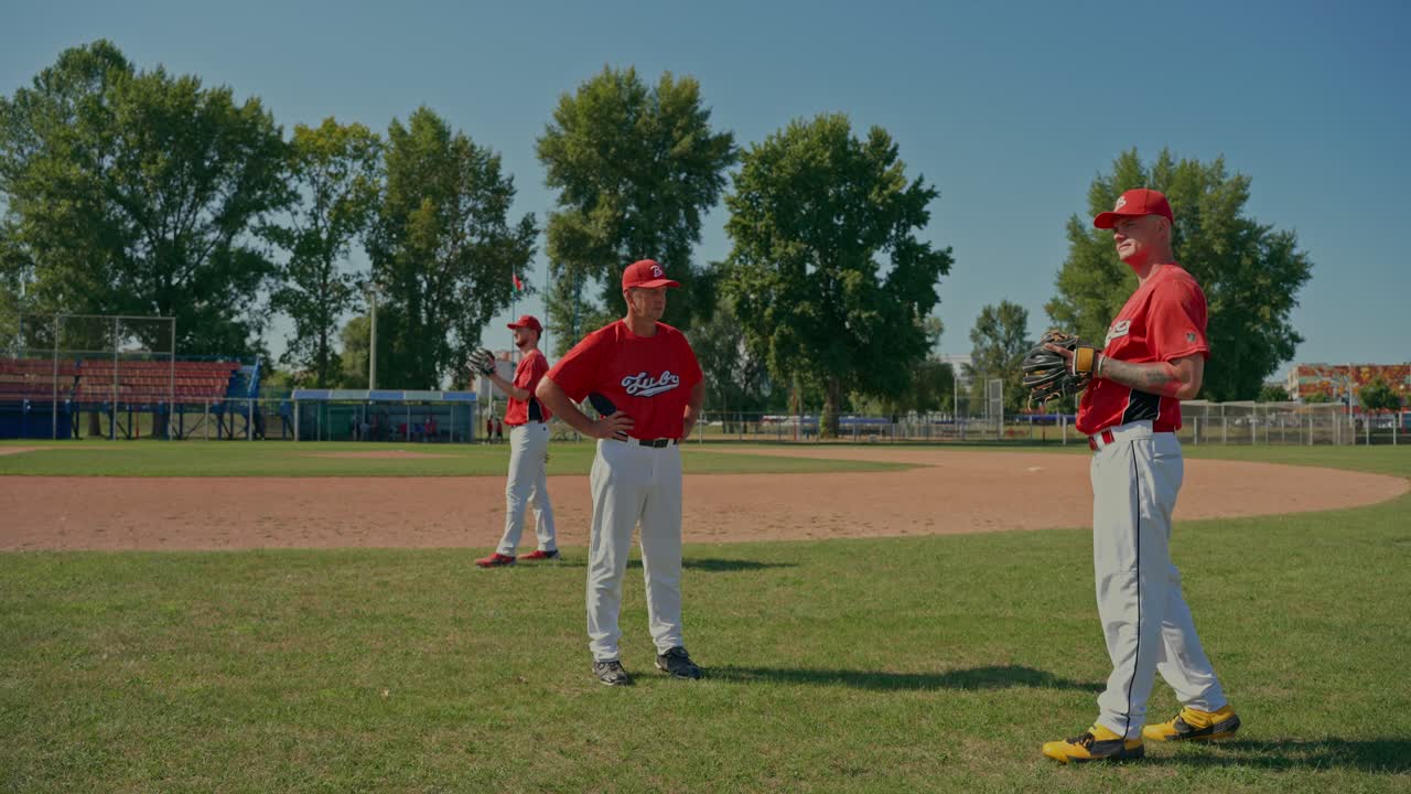Squadra di baseball che si allena sul campo
