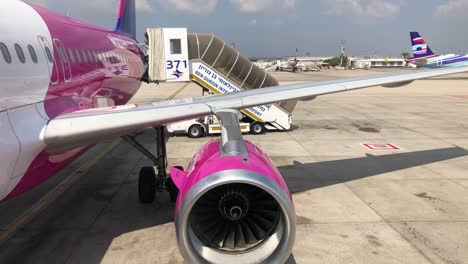 avión en la puerta del aeropuerto