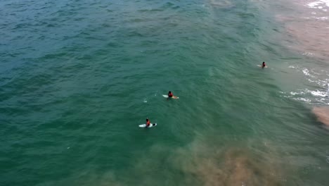 Toma-Aérea-Con-Drones-De-Surfistas-Avanzados-Sentados-Y-Esperando-En-La-Famosa-Playa-Tropical-Coqueirinhos-Cerca-De-Joao-Pessoa-En-El-Norte-De-Brasil-En-Un-Cálido-Día-De-Verano