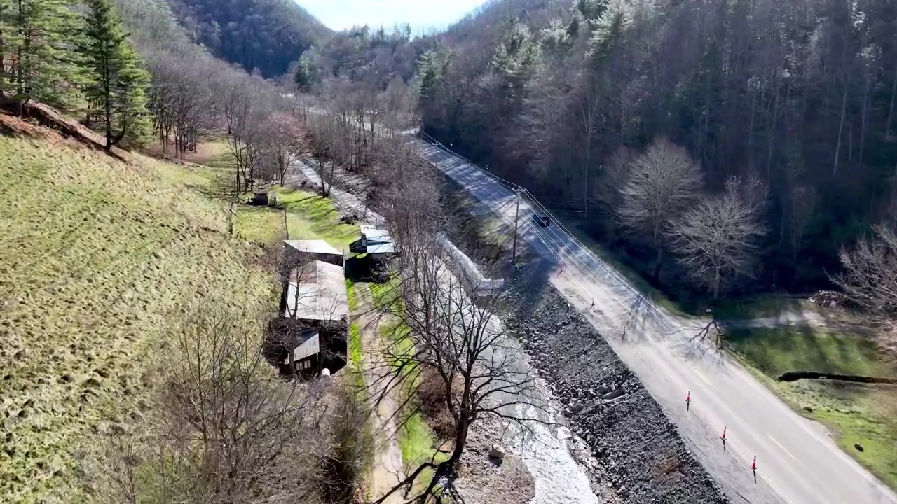 Vejreparation efter orkanen Helene nær Mountain City, Tennessee.
