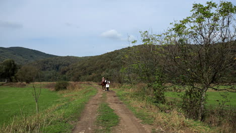 rumano en traje tradicional camina junto al caballo 6