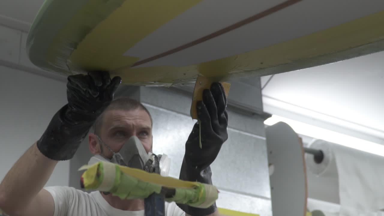 보호 장구 인공호흡기 마모된 서핑보드 쉐이핑 및 글래싱 슬로우 모션