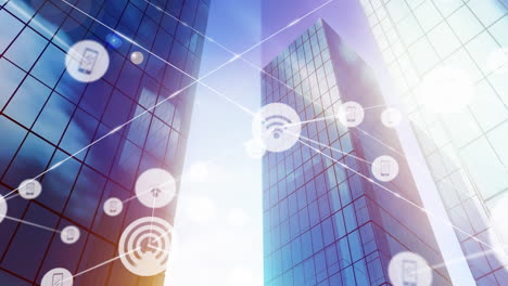 animación de una red de iconos digitales y puntos de luz contra una vista de ángulo bajo de edificios altos.