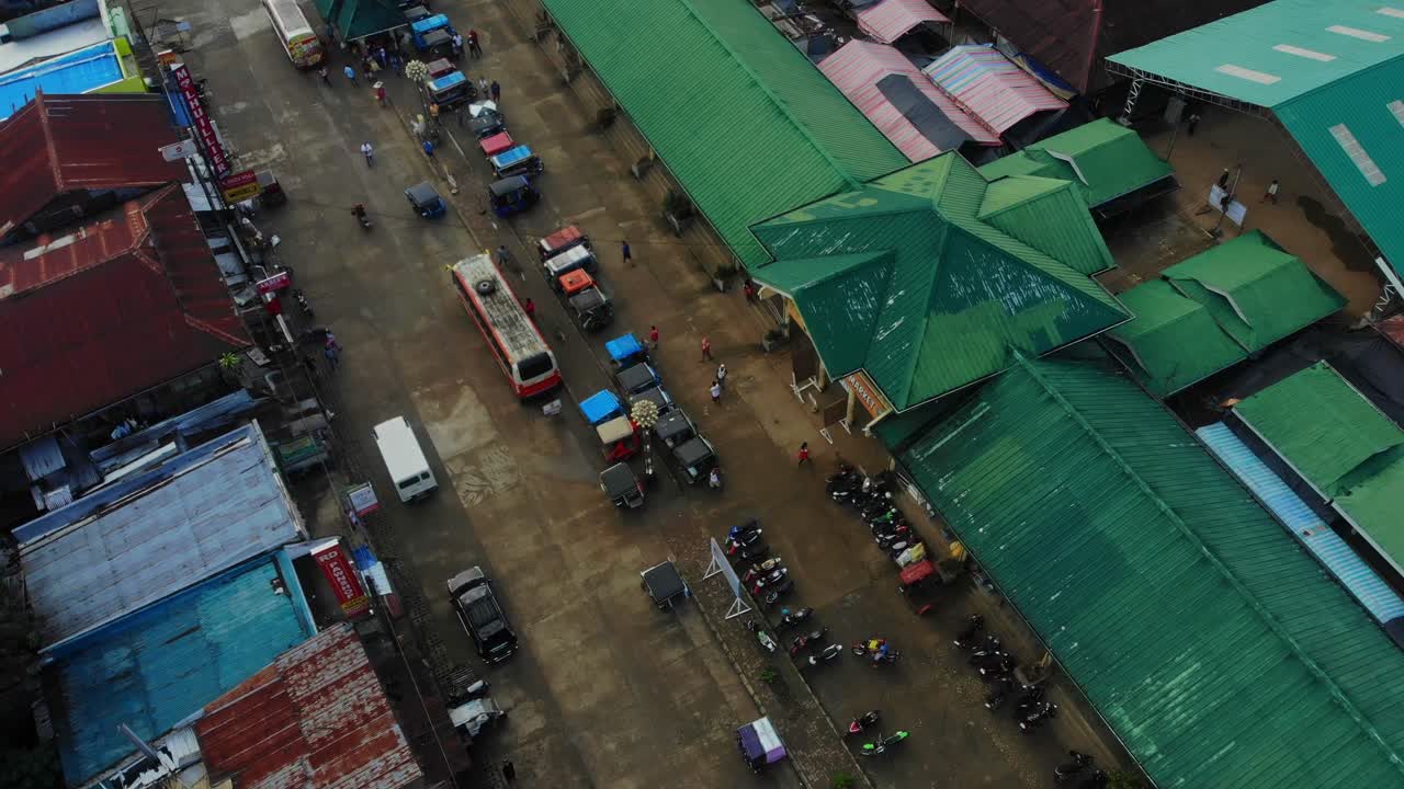 Luftaufnahme von belebten Stadtstraßen mit Bussen und Menschen in Carmen, Bohol, Philippinen.