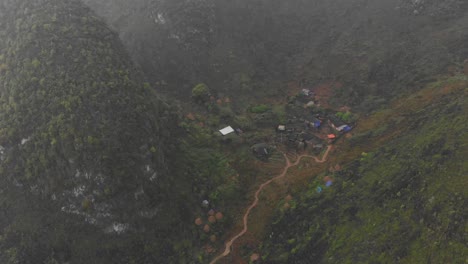 Pequeño-Pueblo-Entre-Las-Montañas-En-El-Paso-Ma-Pi-Leng-En-Vietnam,-Aéreo