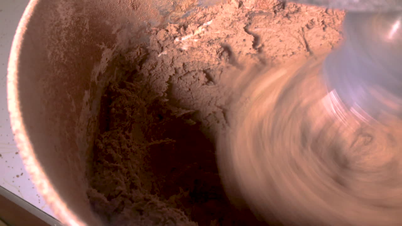 주방 서가 초콜릿 글러싱을 빠른 속도로 혼합하고, 카메라가 확대되고