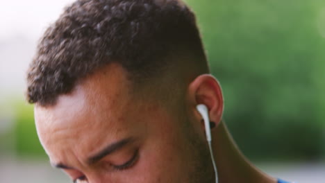 joven atleta masculino se detiene secando una carrera, tiro en la cabeza