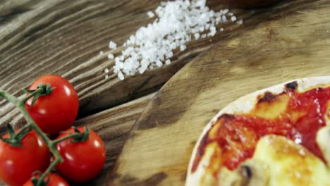 Italienische-Pizza-Auf-Holztisch-Mit-Gemüse-Und-Gewürzen