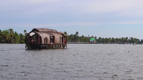 Traditionelle-Hausboote,-Die-Im-Meerstauwasser-Mit-Erstaunlichem-Himmel-Am-Morgenvideo-Laufen,-Das-Bei-Alappuzha-Oder-Alleppey-Backwater-Kerala-Indien-Aufgenommen-Wurde