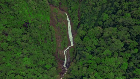 vista aérea de las cataratas de bijagual en costa rica, américa central