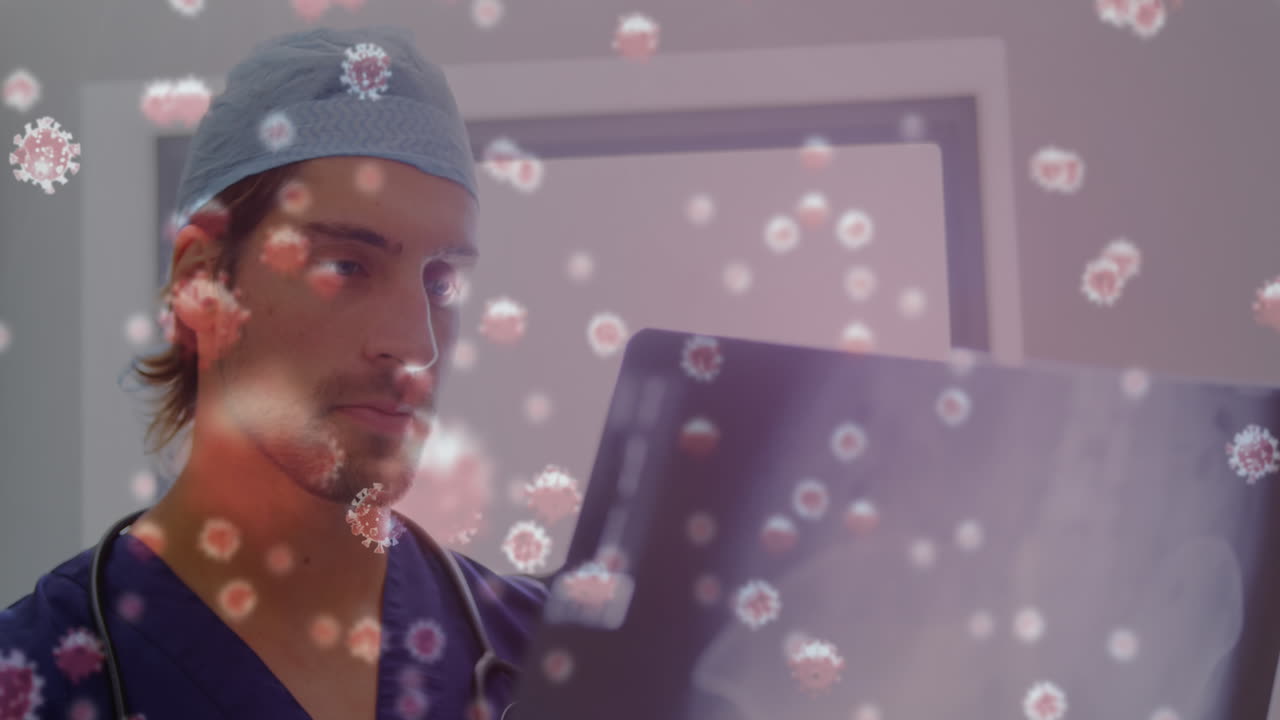 células de covid-19 contra un médico masculino examinando el informe de rayos x