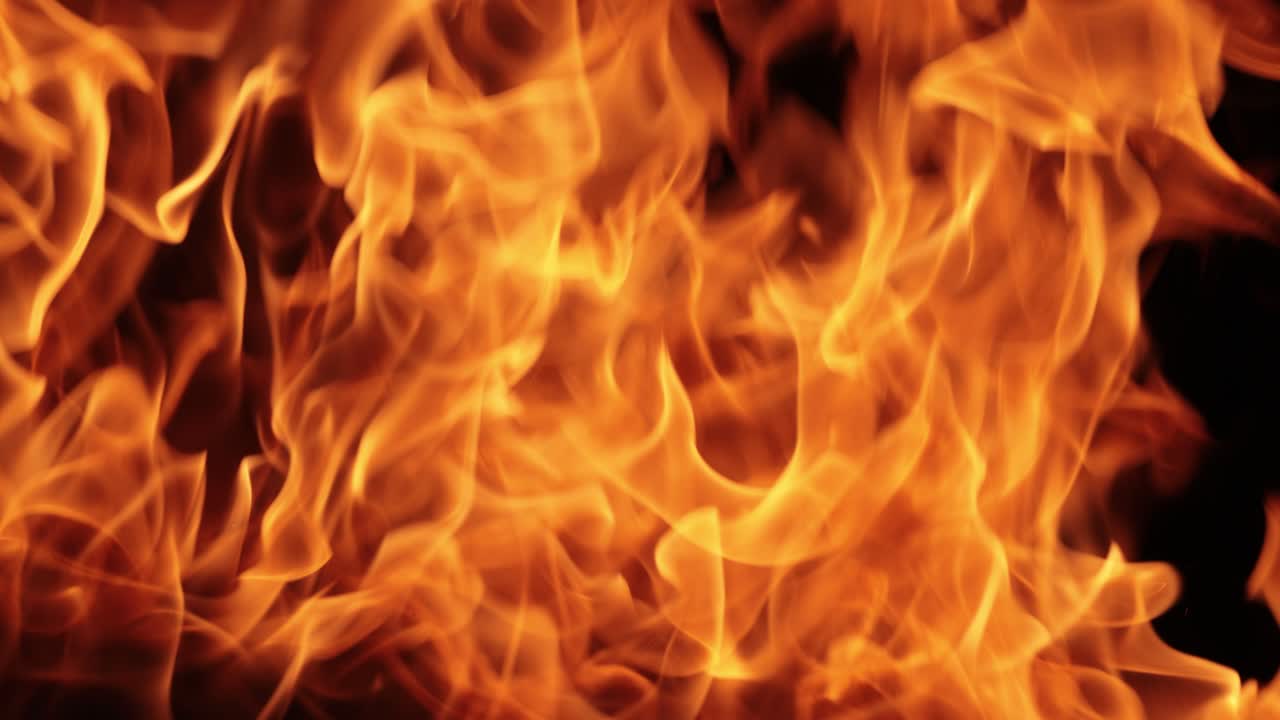 llamas de fuego sobre fondo negro en cámara lenta