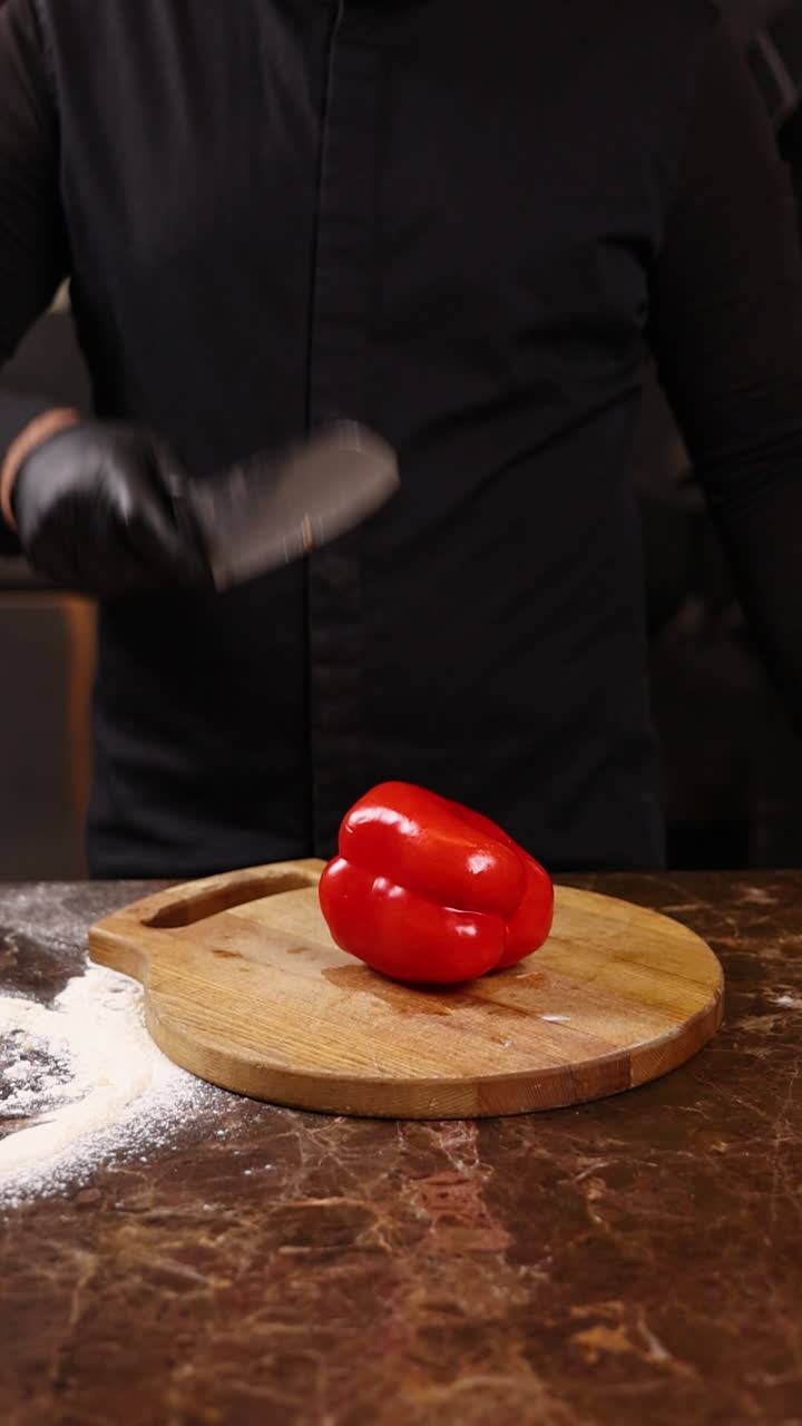 chef cortando pimientos rojos