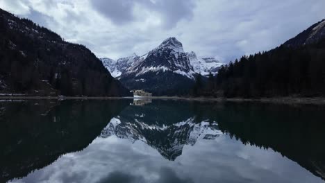 Kristallklarer-Obersee,-In-Dem-Sich-Ein-Hoher-Schneebedeckter-Berg-Spiegelt