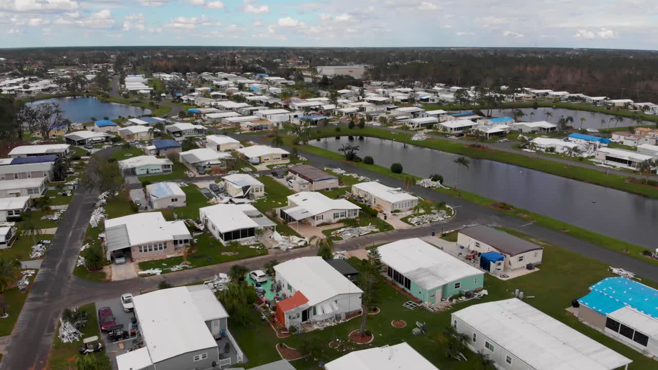 video de drones de 4k de daños por huracanes en un parque de casas móviles en florida - 30x4