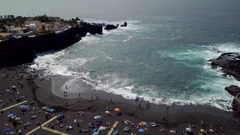 Luftaufnahmen-Des-überfüllten-Tropischen-Meeresstrandes-Auf-Der-Kanarischen-Insel-Teneriffa,-Playa-De-La-Arena