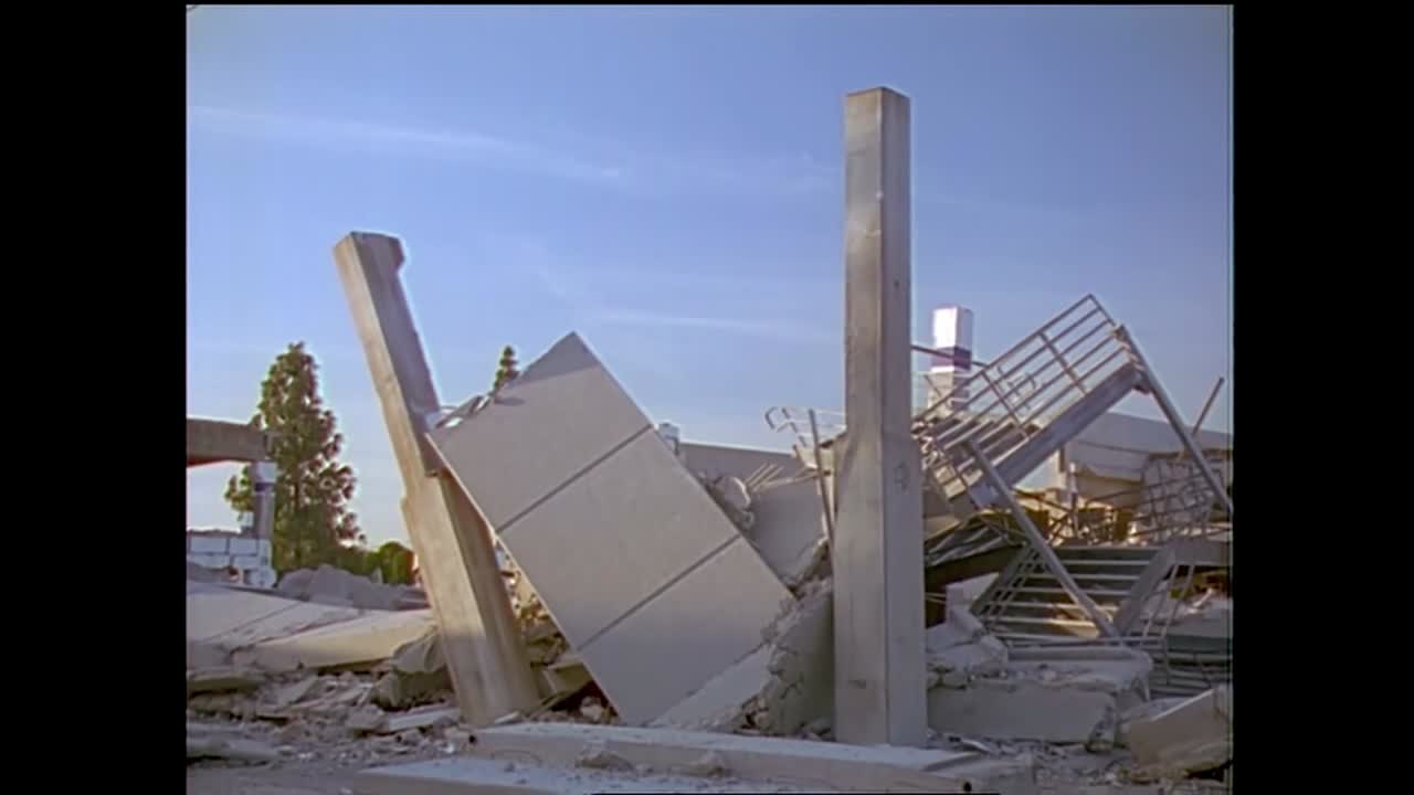 escenas de un centro comercial colapsado durante el terremoto de northridge de 1994