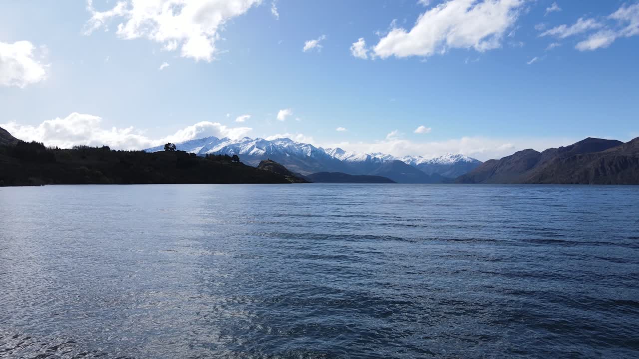 увлекательный воздушный снимок озера ванака, расположенного в центре южного острова новой зеландии