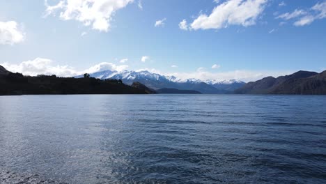 Cautivante-Toma-Aérea-En-Plataforma-Rodante-Del-Lago-Wanaka,-Ubicado-En-El-Corazón-De-La-Isla-Sur-De-Nueva-Zelanda