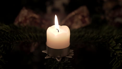una vela en el árbol de navidad