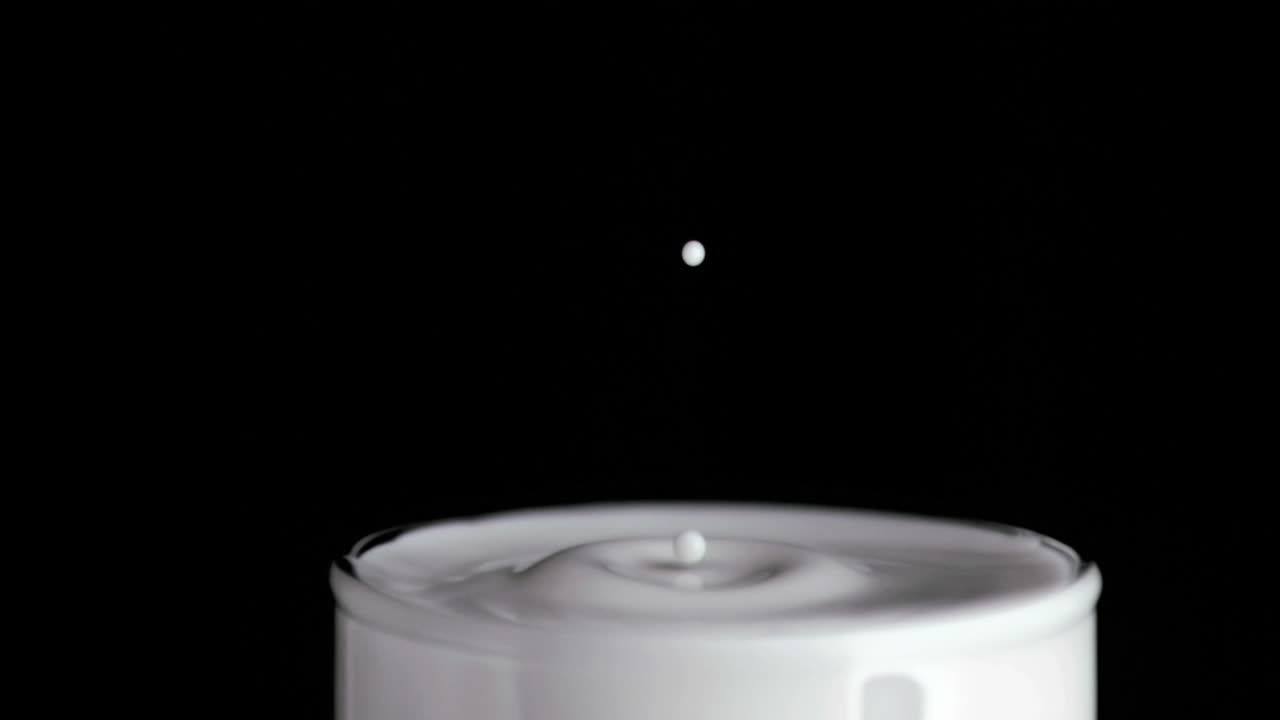 초 느린 동작으로 우유에 떨어지는 작은 방울