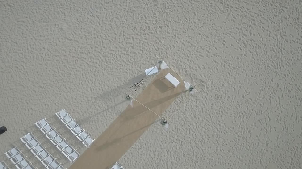 이국적인 해변에서 결혼식의 공중 드론 평면도, 나선형 축소