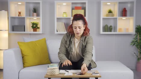 la mujer que arroja dinero a la alcancía. economía doméstica y ahorros.