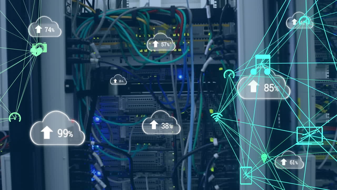 animación de múltiples iconos de nube con un porcentaje creciente en comparación con el primer plano del servidor de computadora.