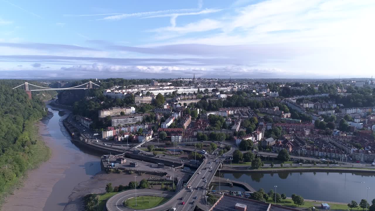 왼쪽에서 오른쪽으로 브리스톨 북쪽을 바라보고 클리프톤 현수교를 향해 공중 촬영